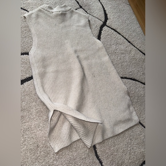 H&M Rib-Knit Light Taupe Loose Fit Sweater Vest - Picture 7 of 7